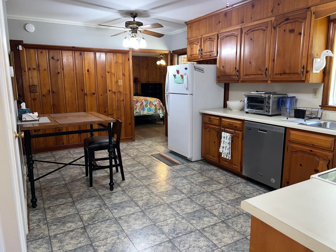 910 Wildwood Rd - Photo 5 of 28