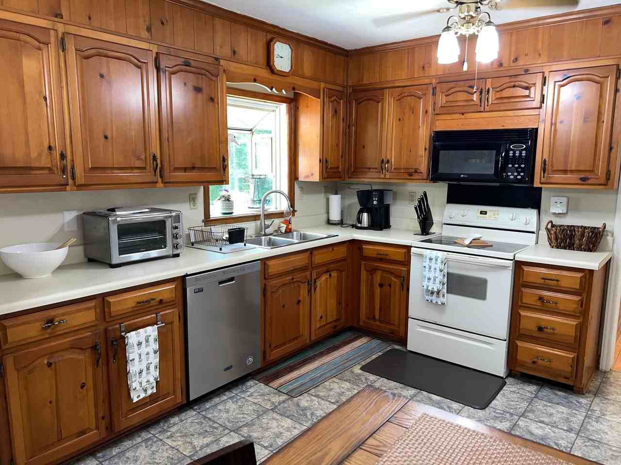 910 Wildwood Rd - Photo 6 of 28