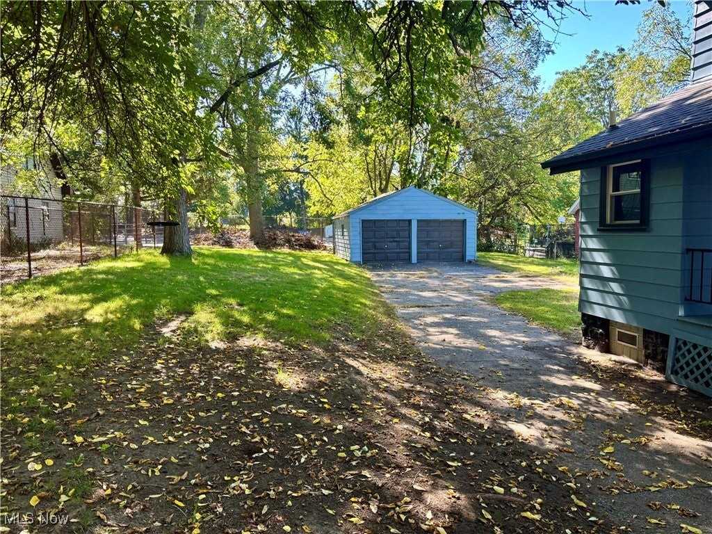 1012 Chandler Ave - Photo 3 of 15