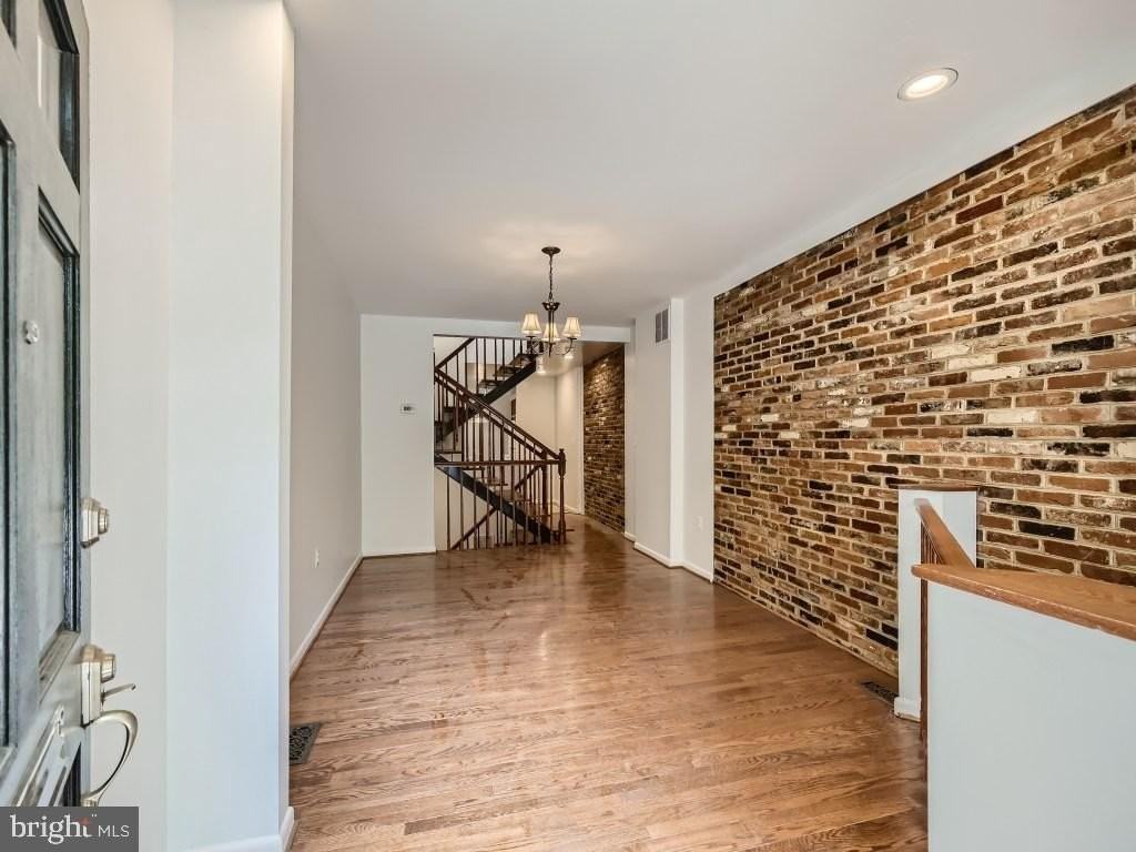 827 S Charles St - Photo 4 of 28