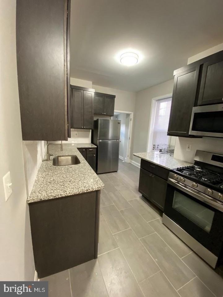 325 E 21st St - Photo 3 of 28