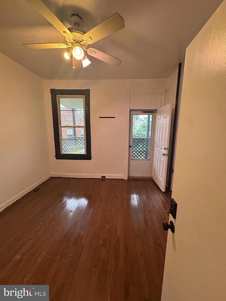 706 Newington Ave - Photo 4 of 6