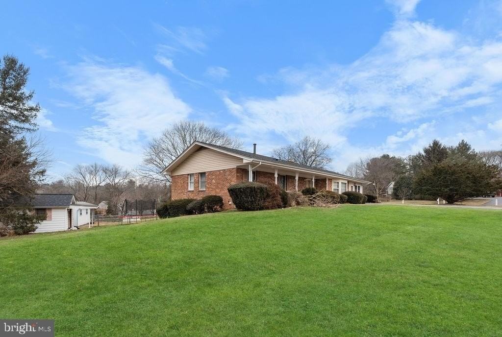 24620 Marlboro Drive - Photo 5 of 39