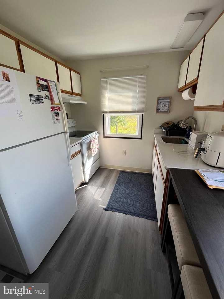 3193 N Charlotte St - Photo 5 of 8