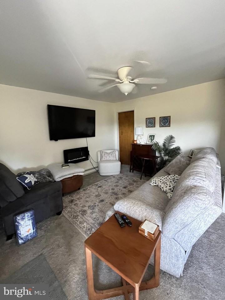 3193 N Charlotte St - Photo 6 of 8