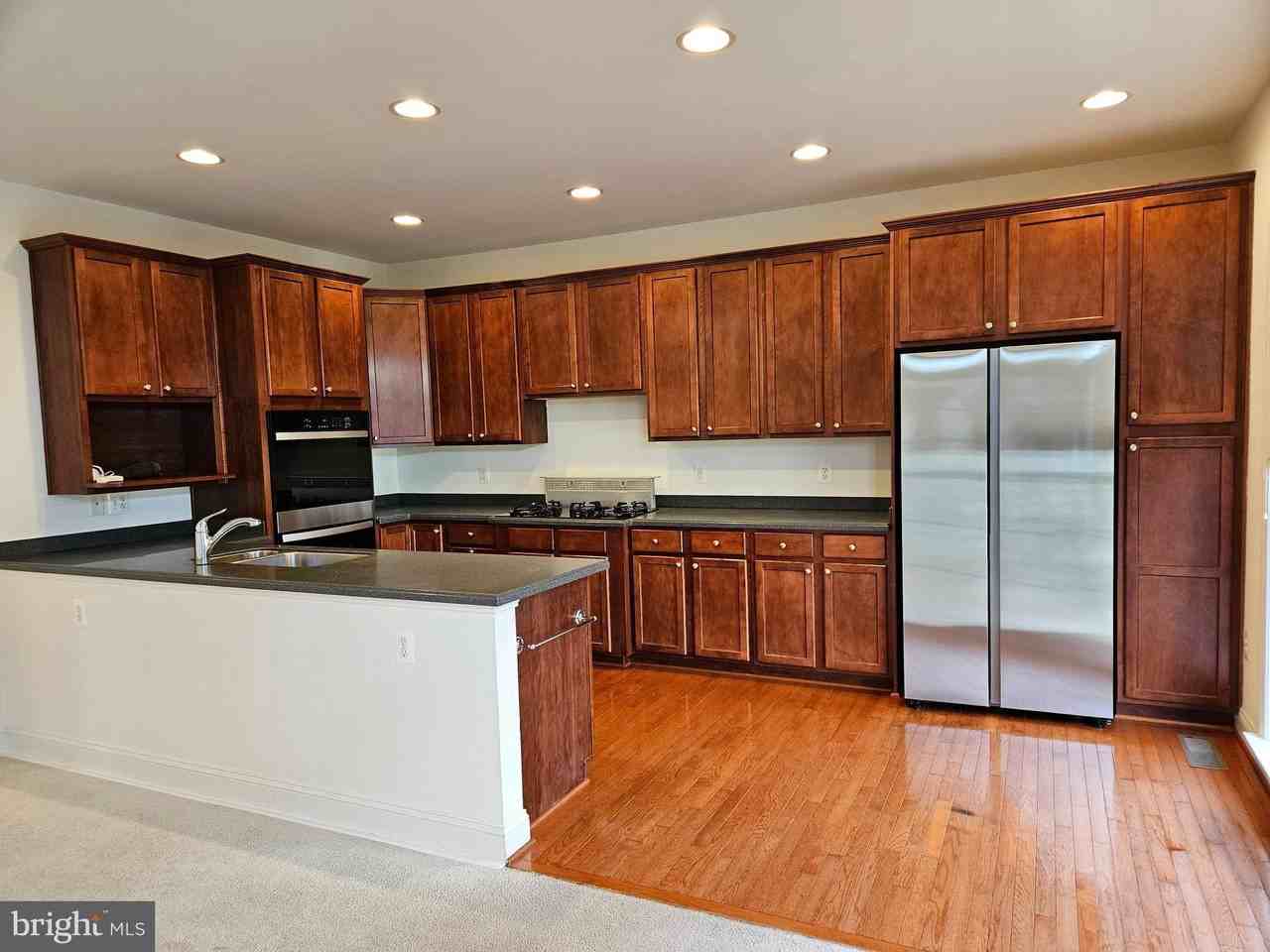 25860 Commons Square - Photo 2 of 32