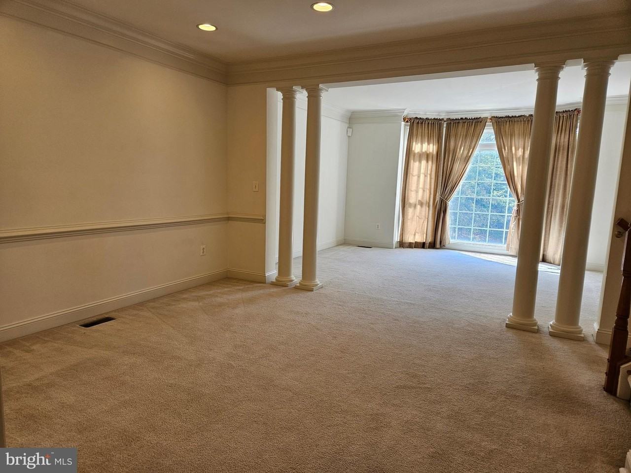 25860 Commons Square - Photo 4 of 32