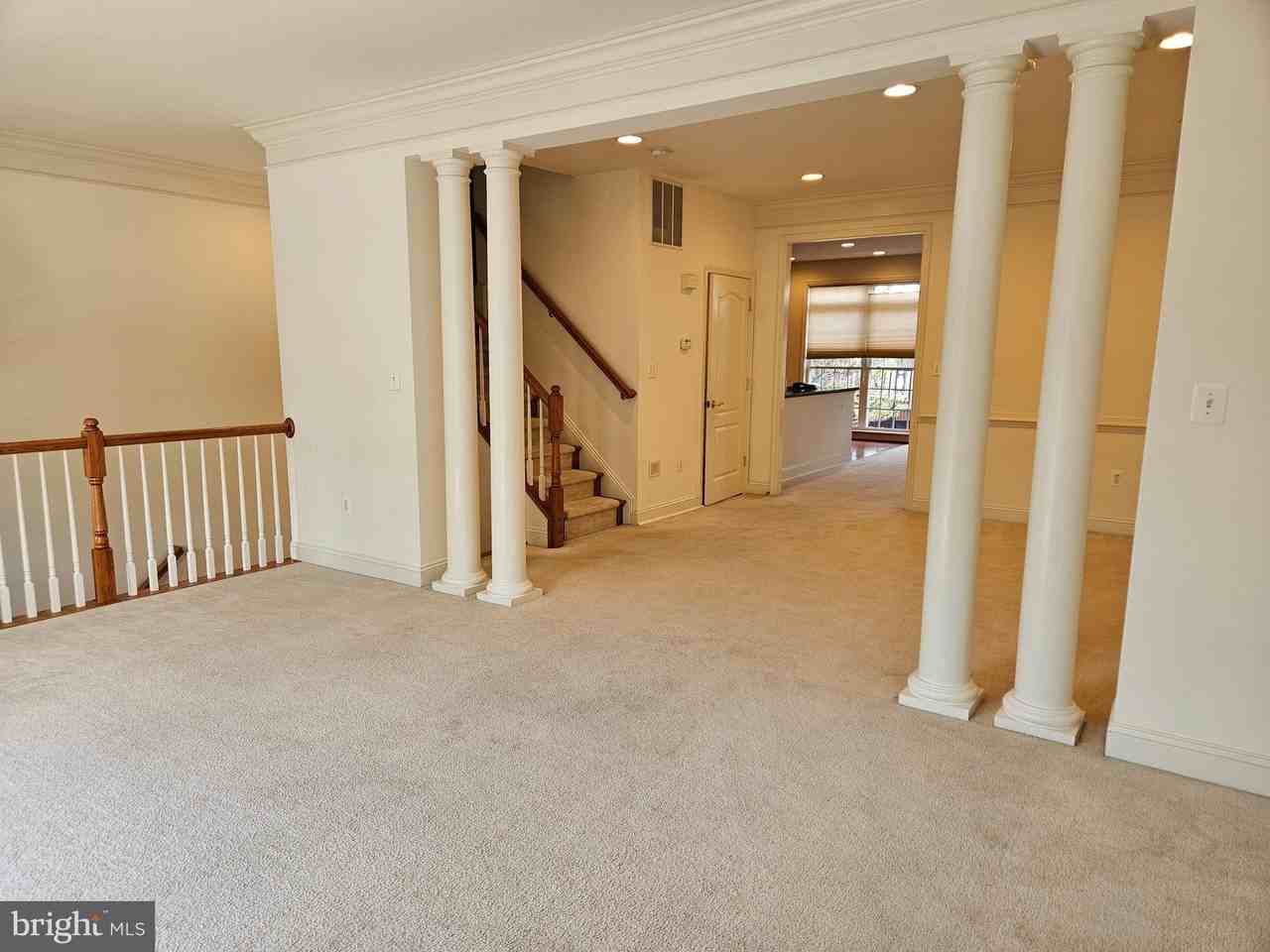 25860 Commons Square - Photo 3 of 32