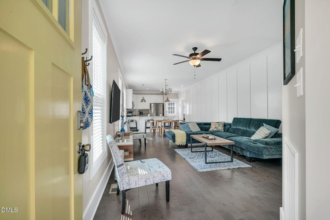 510 Eugene St - Photo 5 of 42