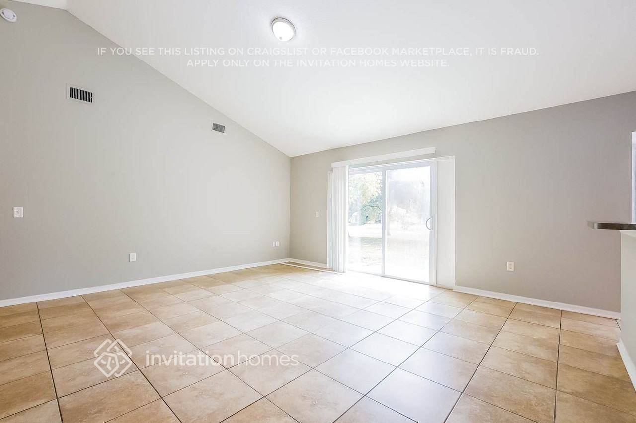 13518 Biscayne Dr - Photo 3 of 17