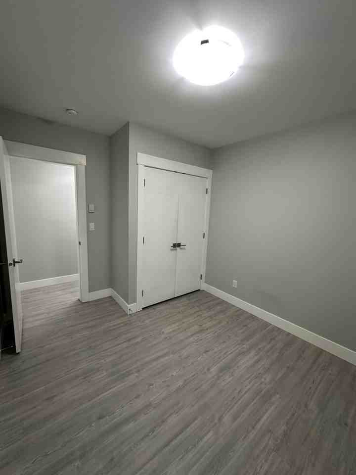 14239 61B Avenue - Photo 4 of 9