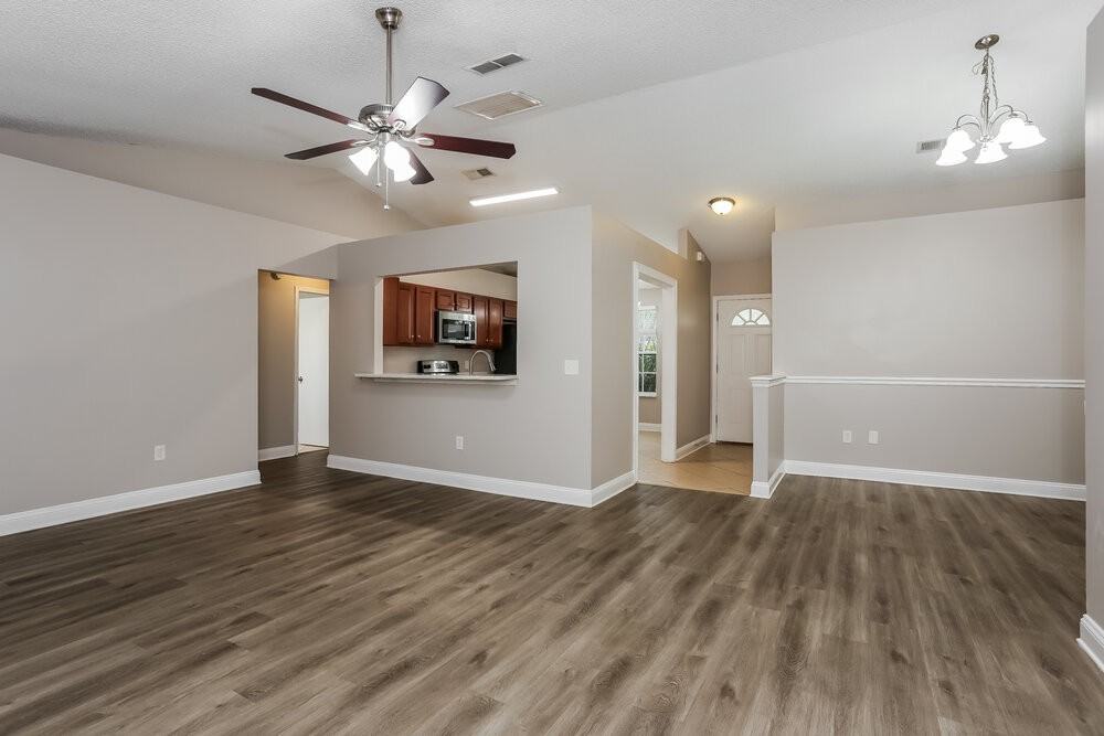 1608 Twin Oak Dr W - Photo 4 of 16