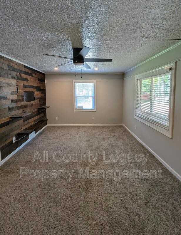 914 Carlton Dr Se - Photo 3 of 13