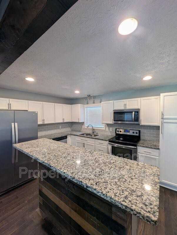 914 Carlton Dr Se - Photo 6 of 13