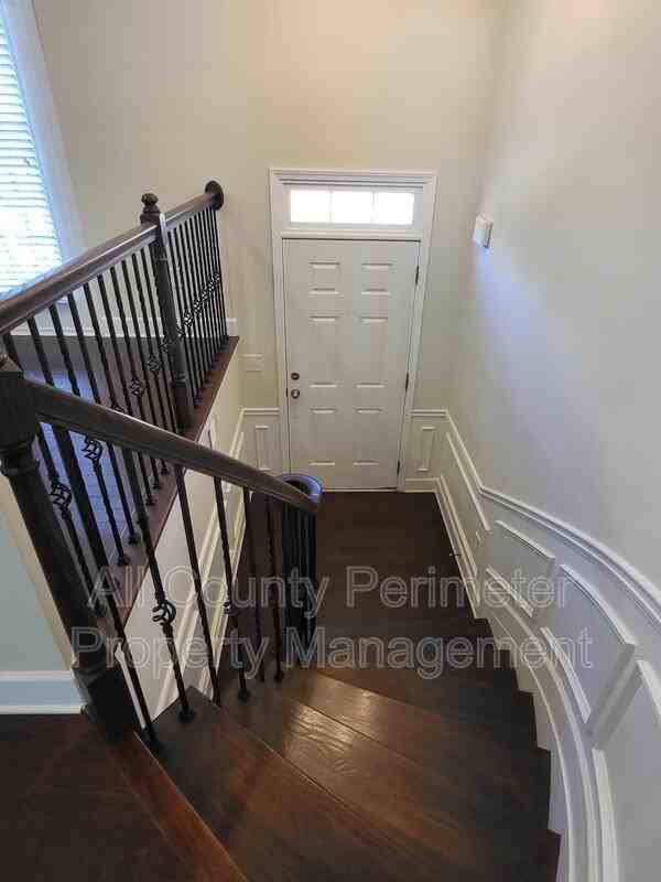 2428 Hadlow Ln Se - Photo 2 of 24
