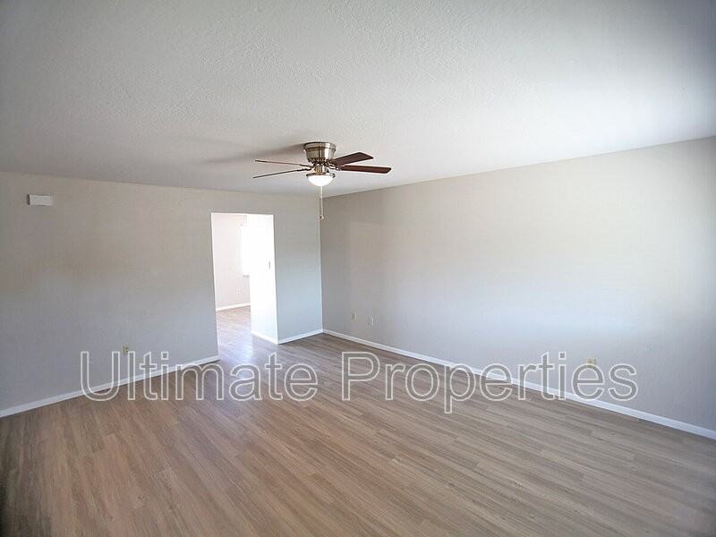 13036 N 17th Ave - Photo 3 of 12