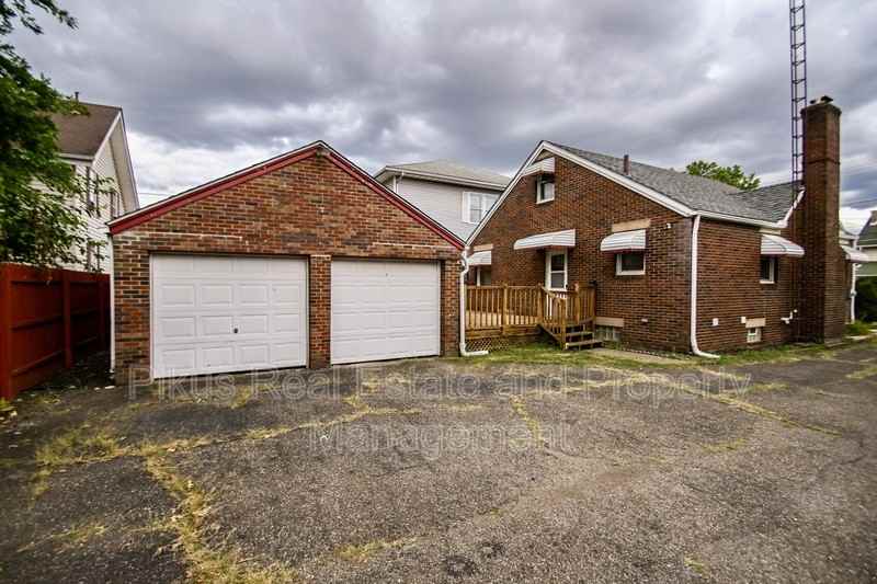 919 Clarendon Avenue Northwest - Photo 2 of 20