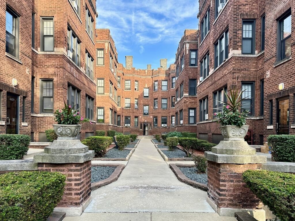 4415 N Wolcott Ave #1A