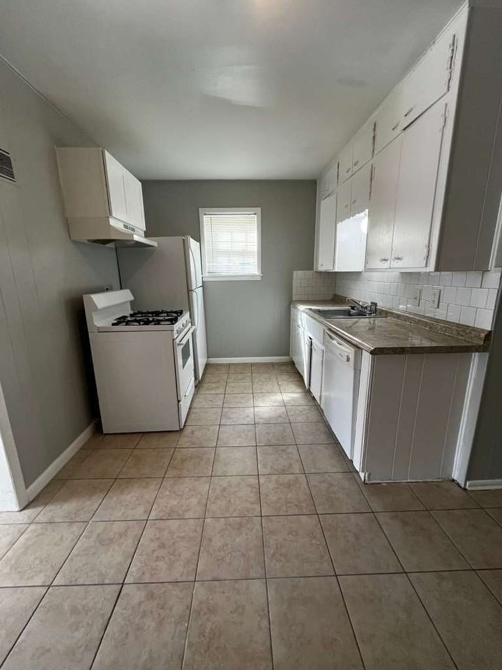 1401 NW Williams Ave - Photo 6 of 32