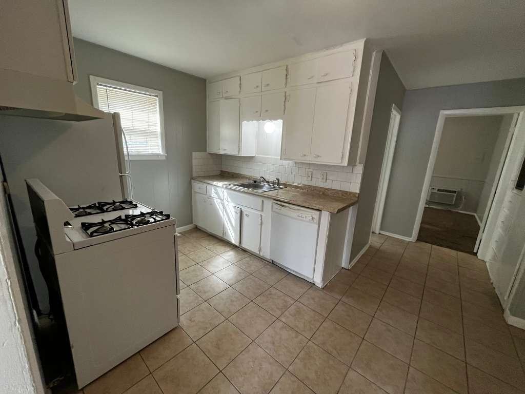 1401 NW Williams Ave - Photo 7 of 32