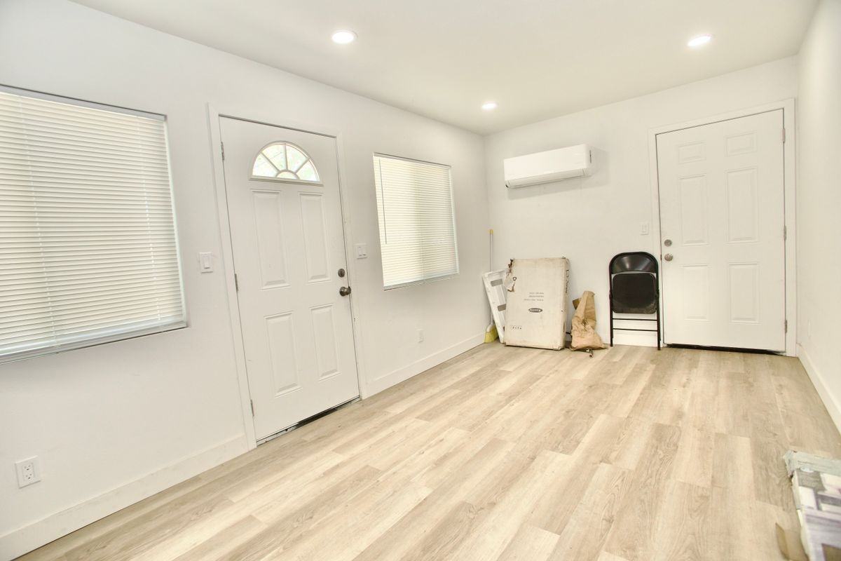 4837 North E Street - Photo 6 of 17