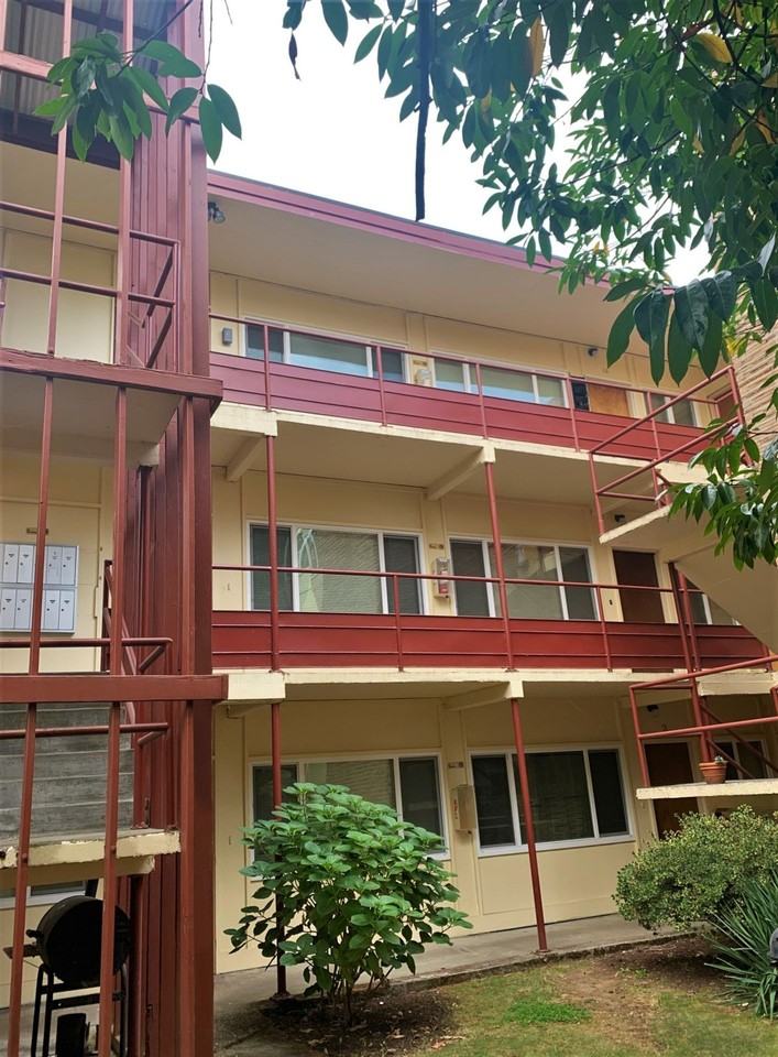 Seward Park Court: Hidden Gem in Serene Neighborhood w/ FREE Onsite Parking - Photo 4 of 28