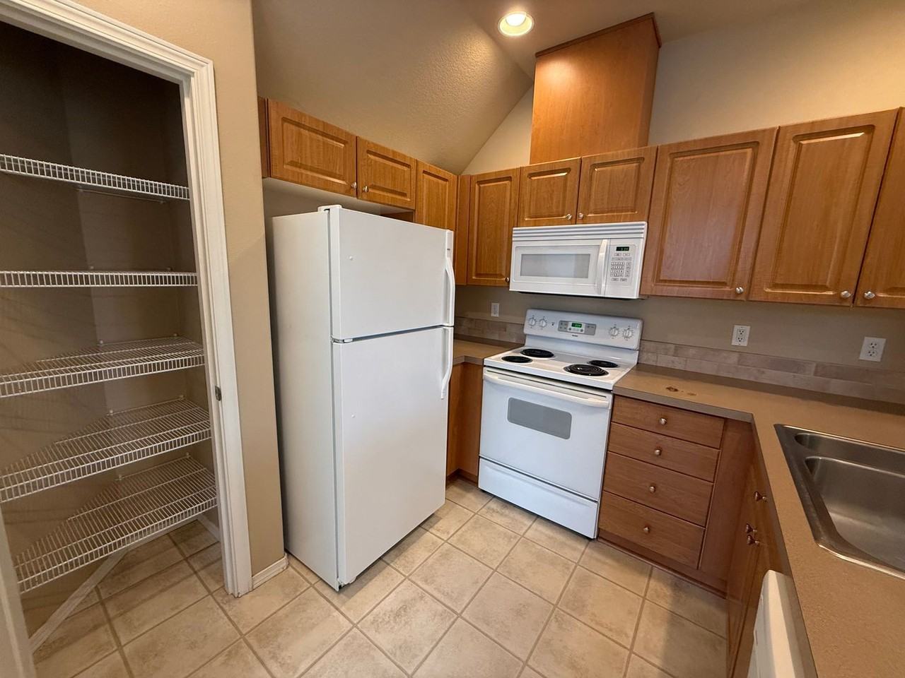 1296 Sw Mill Pond Pl #300 - Photo 5 of 19