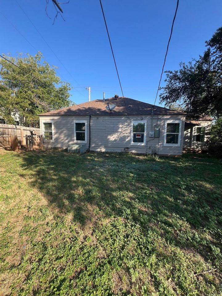 257 College Dr - Photo 2 of 8