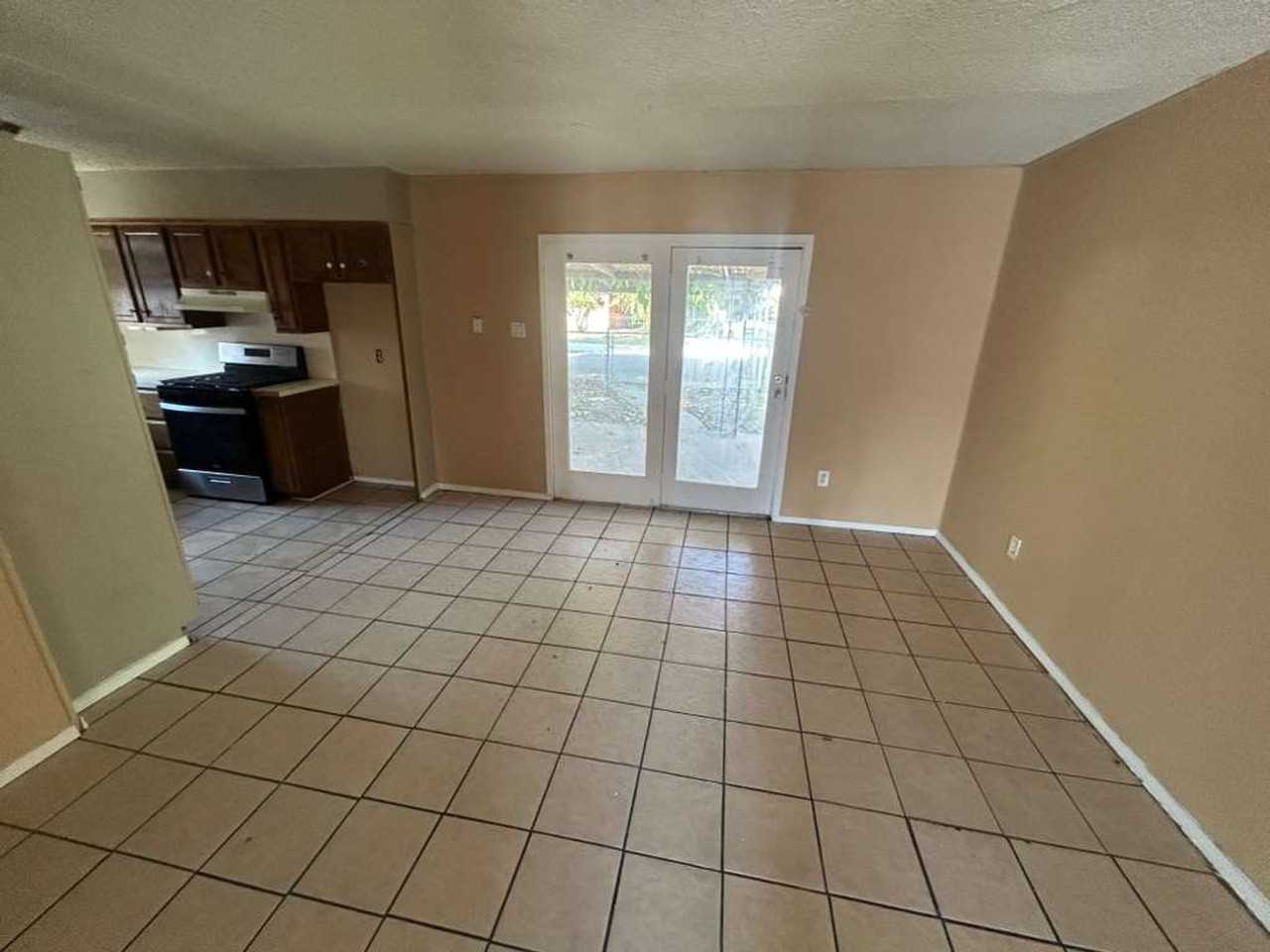 1109 Melrose St - Photo 6 of 16