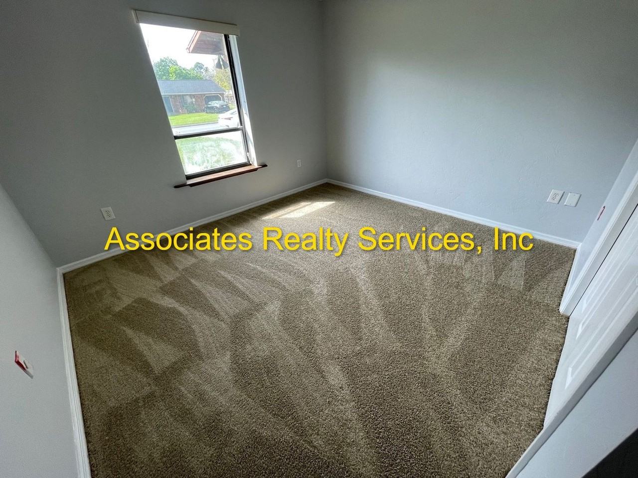 2904 Nw 68th Ave - Photo 6 of 14