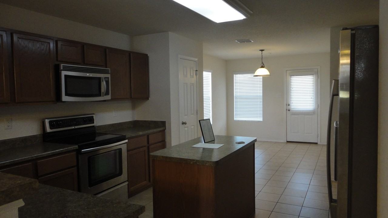 9226 Hanover Cove - Photo 5 of 15