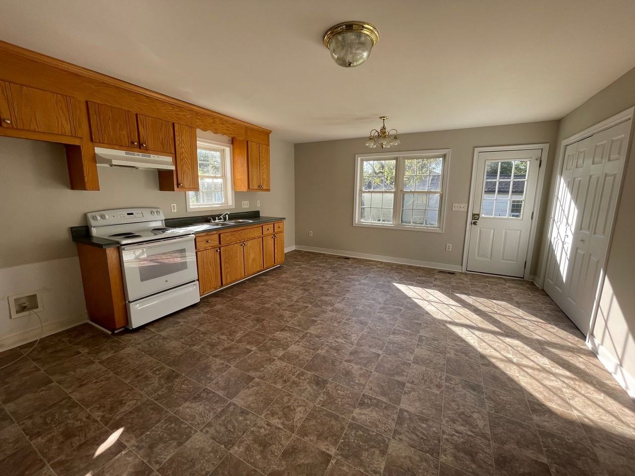 1042 Amelia St - Photo 4 of 14