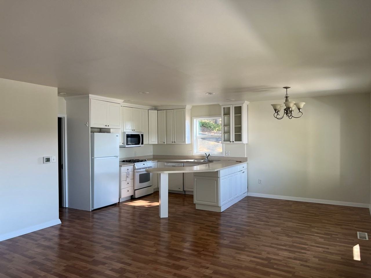 882 Se Adams Ave - Photo 4 of 18
