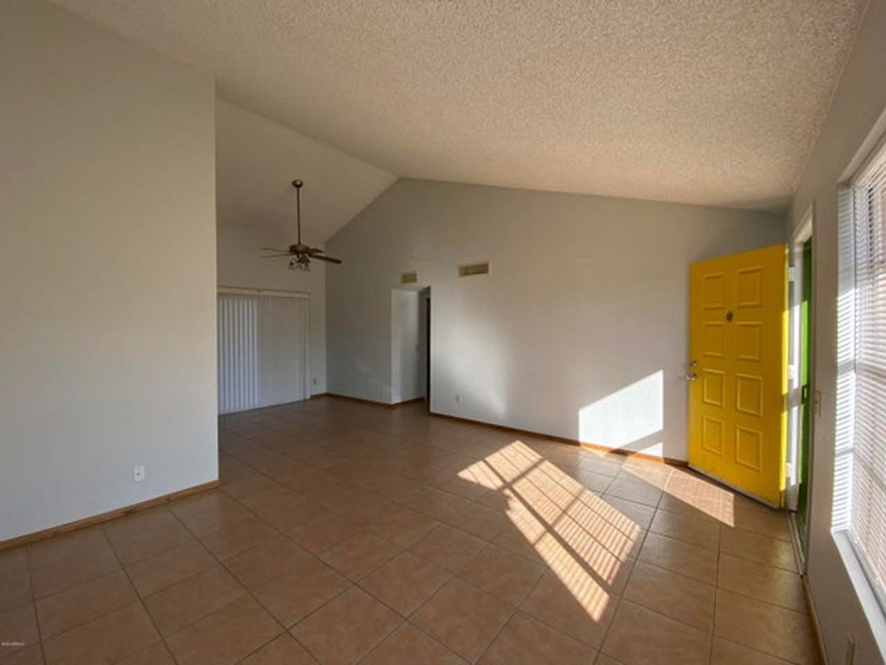 6932 W Paradise Dr - Photo 2 of 11