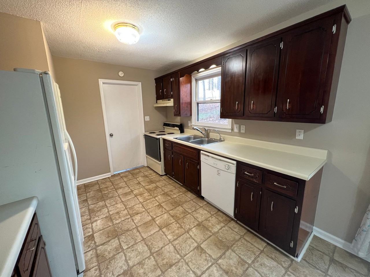 474 Ginkgo Dr - Photo 3 of 13