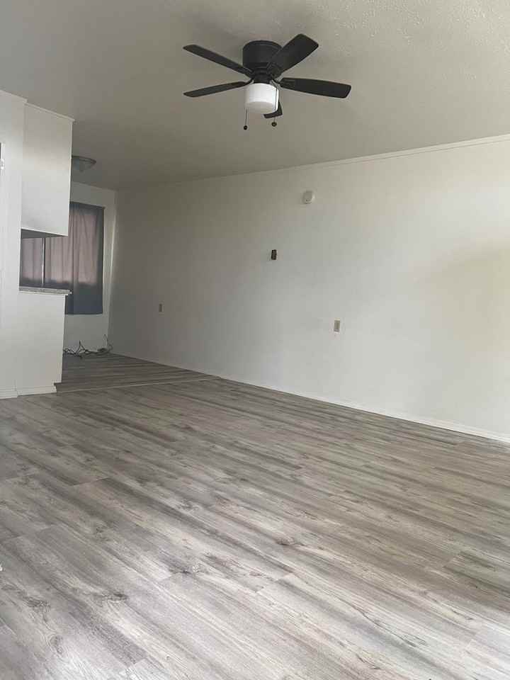 609 W 11th St - Photo 2 of 6