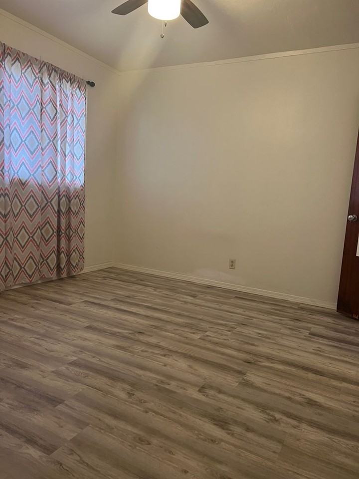 609 W 11th St - Photo 3 of 6