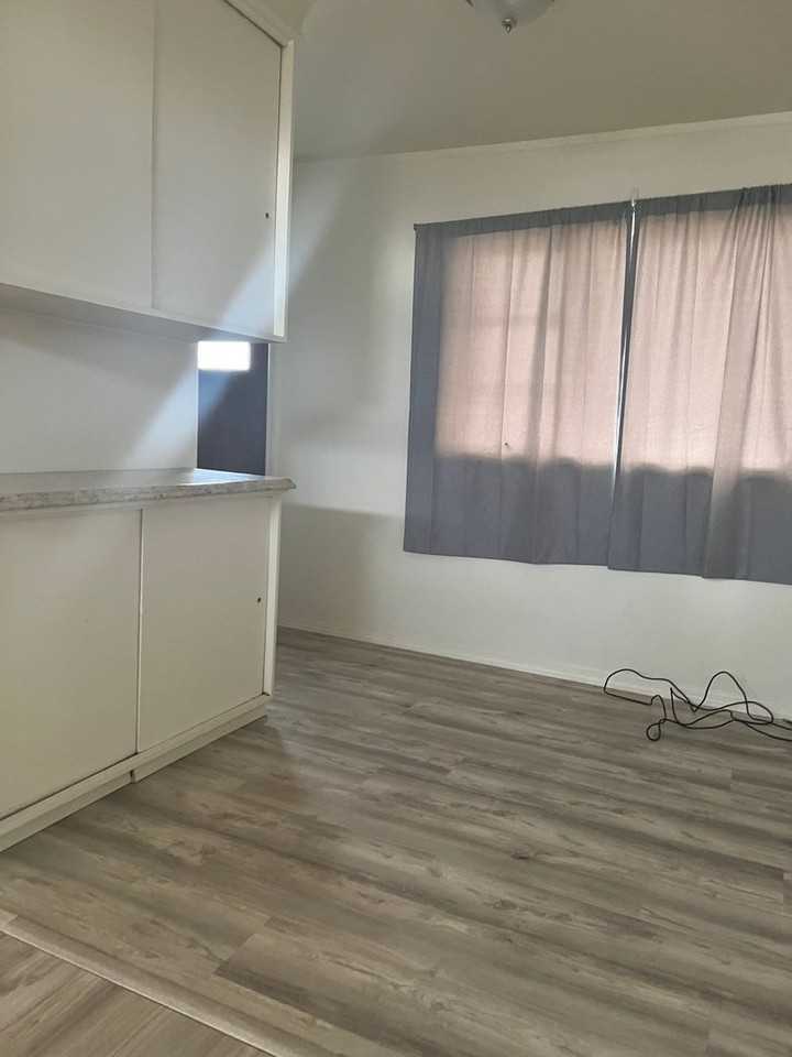 609 W 11th St - Photo 5 of 6