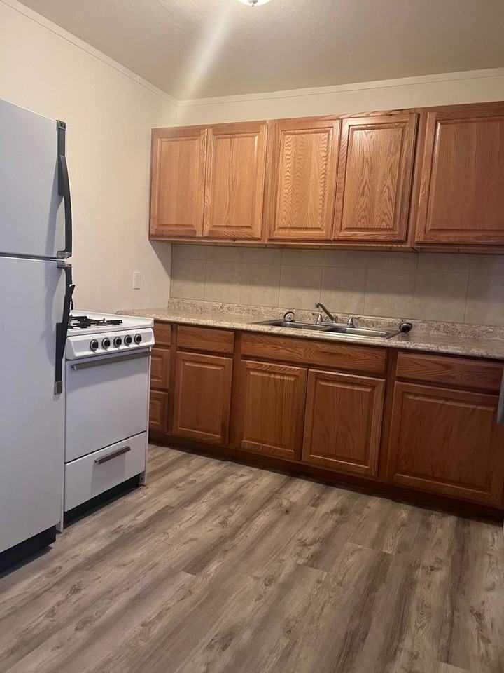 609 W 11th St - Photo 6 of 6