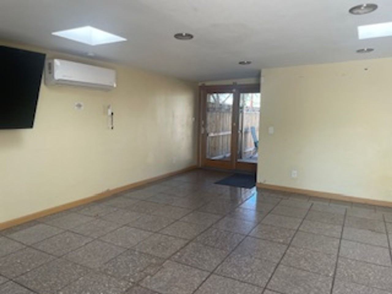 2943 E Beverly Dr - Photo 3 of 5