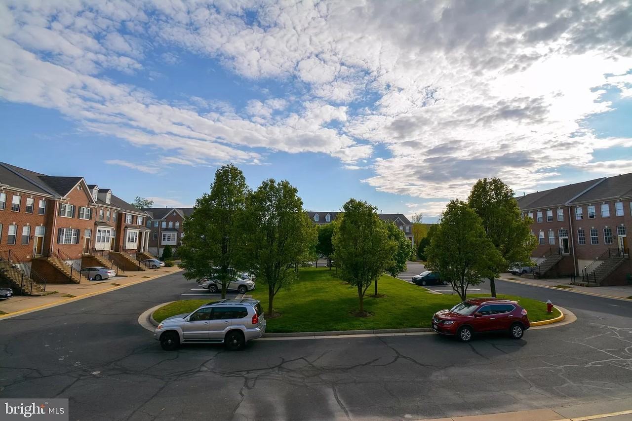 21138 Angela Sq - Photo 2 of 33