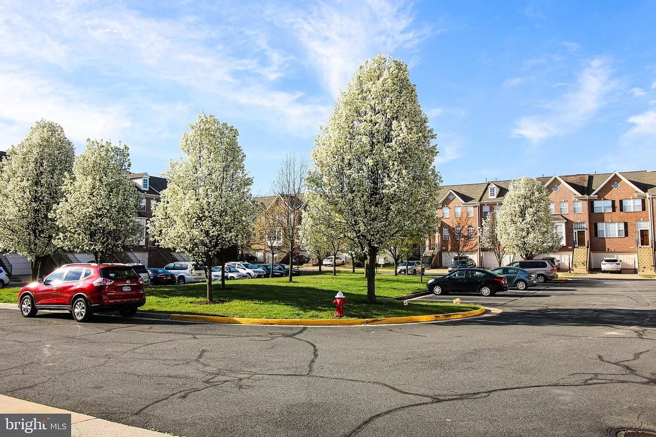 21138 Angela Sq - Photo 3 of 33