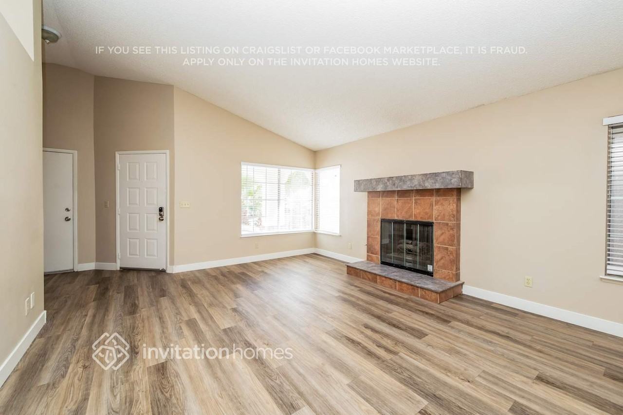 3213 Shoreheight St - Photo 4 of 15