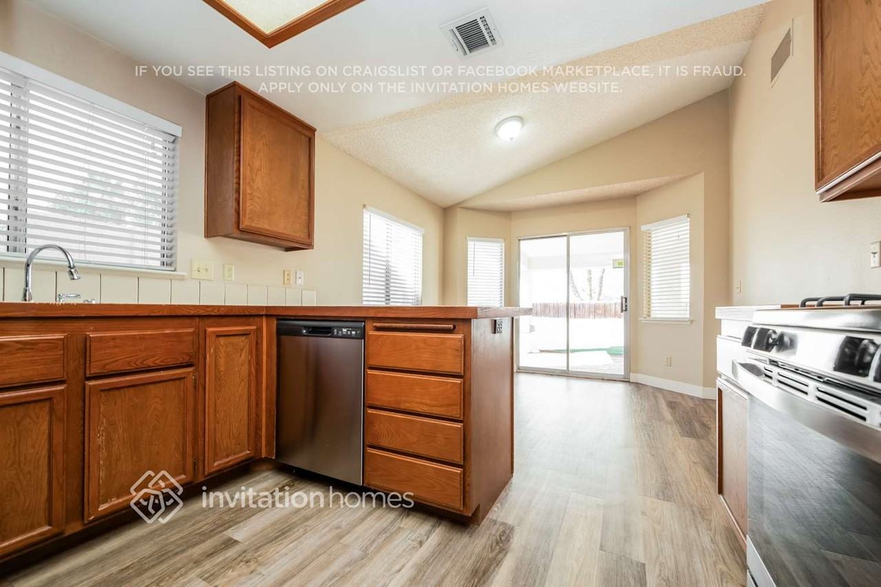 3213 Shoreheight St - Photo 7 of 15
