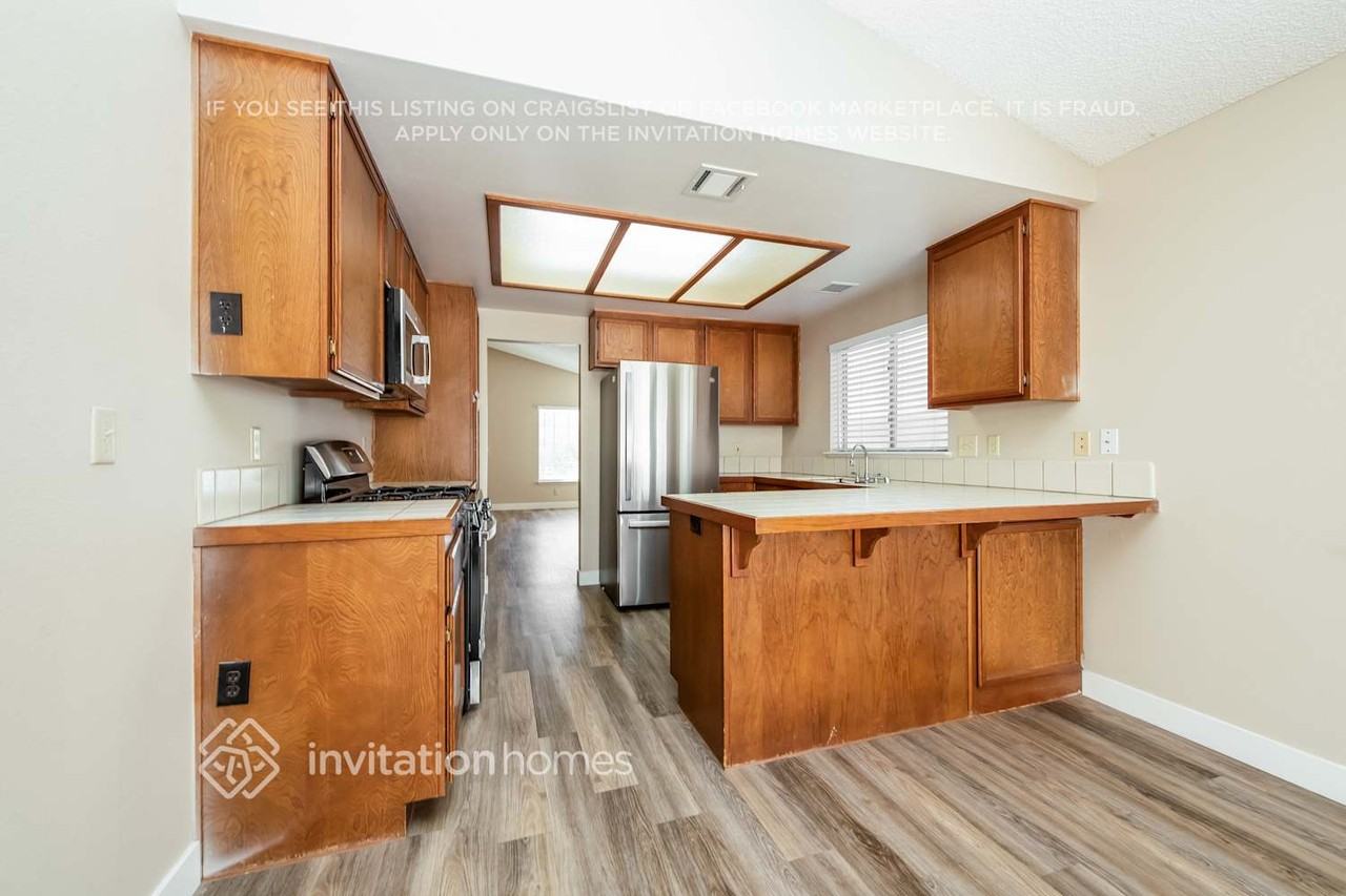 3213 Shoreheight St - Photo 6 of 15
