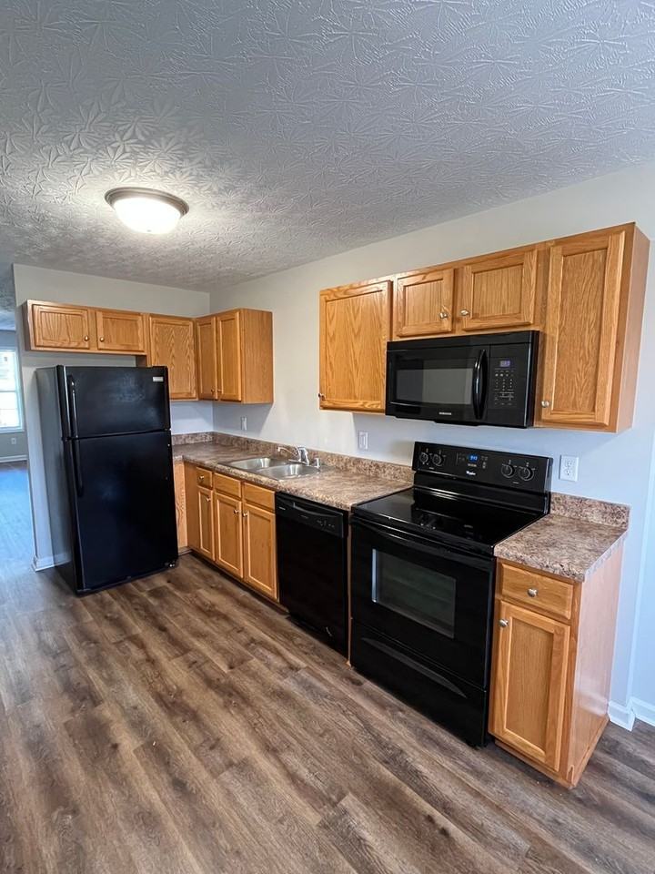 374 Upper Stone Ave - Photo 4 of 17