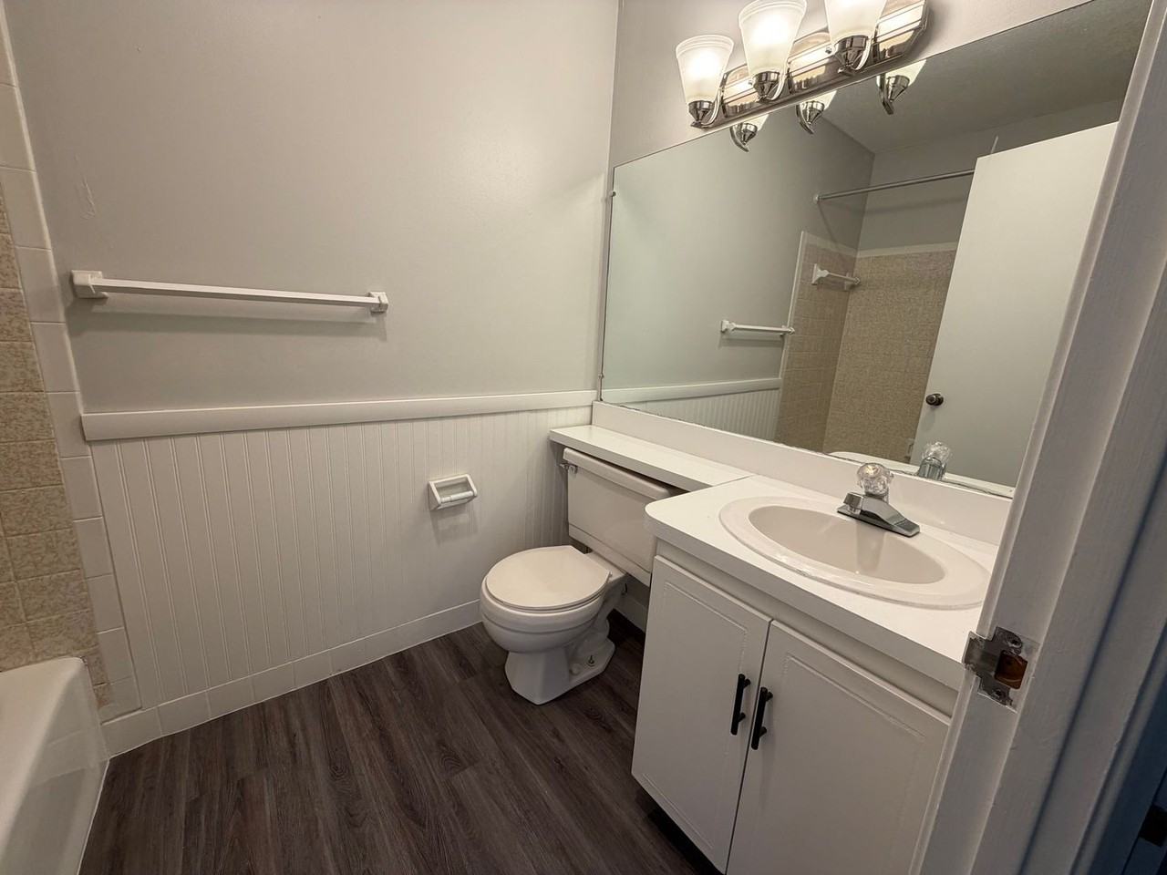 Avon Woods Apartments - Photo 4 of 32