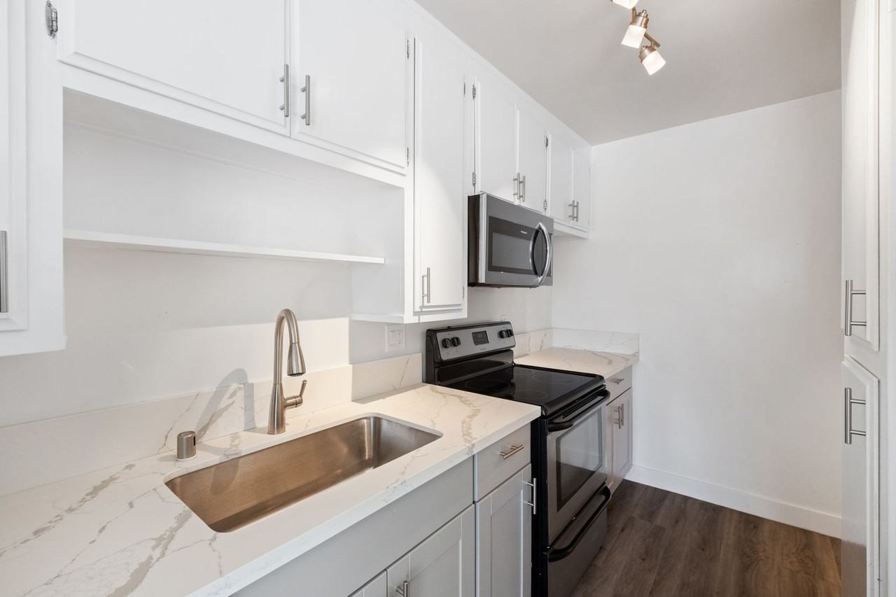 1847 Winona Blvd - Photo 4 of 47