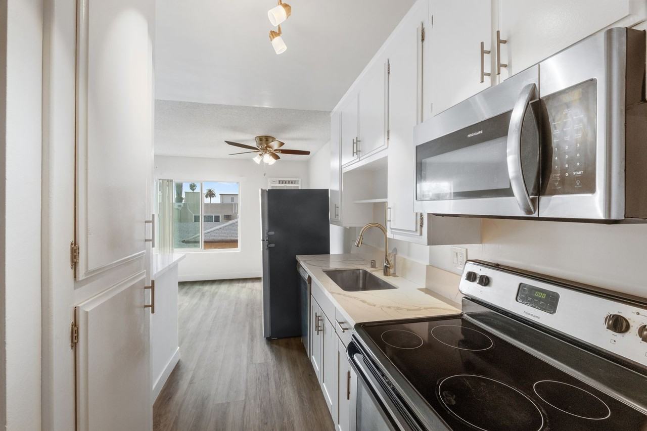 1847 Winona Blvd - Photo 5 of 47