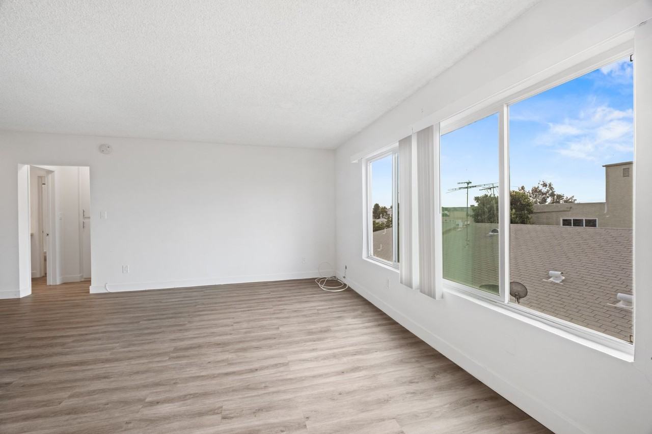 1847 Winona Blvd - Photo 6 of 47